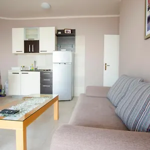 Apartment Paradiso, Vir